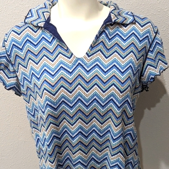Brisas v neck collared top with blue and tan zig zag design, sz large - Picture 2 of 9